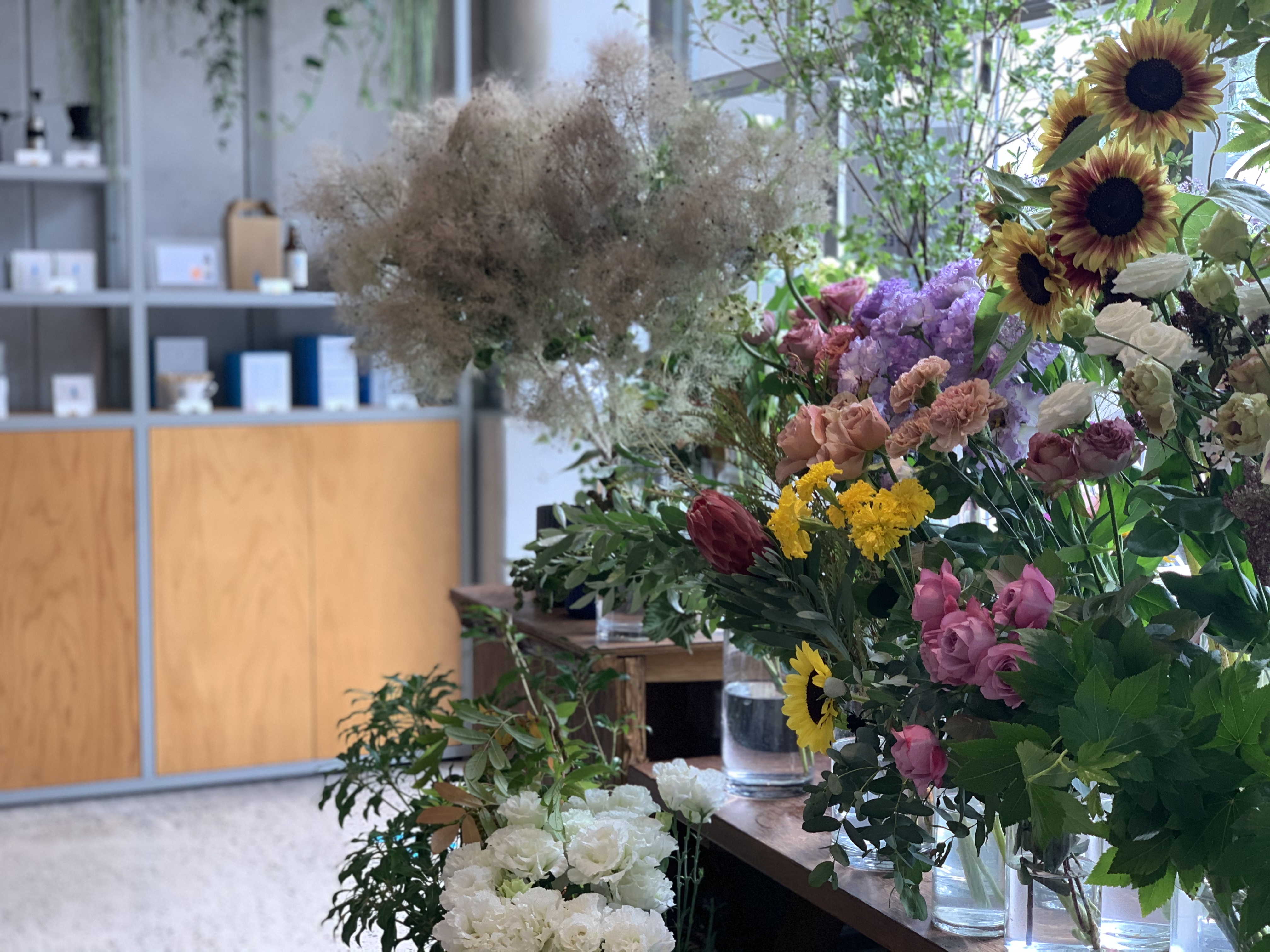 今月のお花屋さん Ex Flower Shop Laboratory 気持ちまで晴れやかになるフレッシュなヒマワリと珈琲で涼む八月 Act Locally 代々木上原のメディア