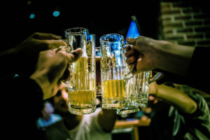 居酒屋で乾杯するときのイメージ写真