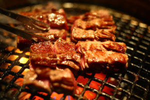 肉を炭火焼きしているイメージ写真