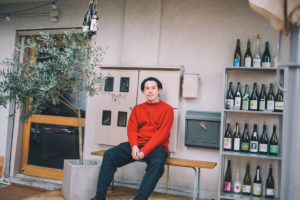 代々木上原 AELUの前に佇むオーナーシェフ 丸山さん