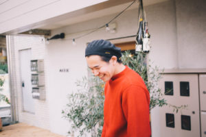 AELUの店前にいる丸山さん