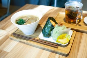 東京和茶房 ランチ おにぎり 豚汁