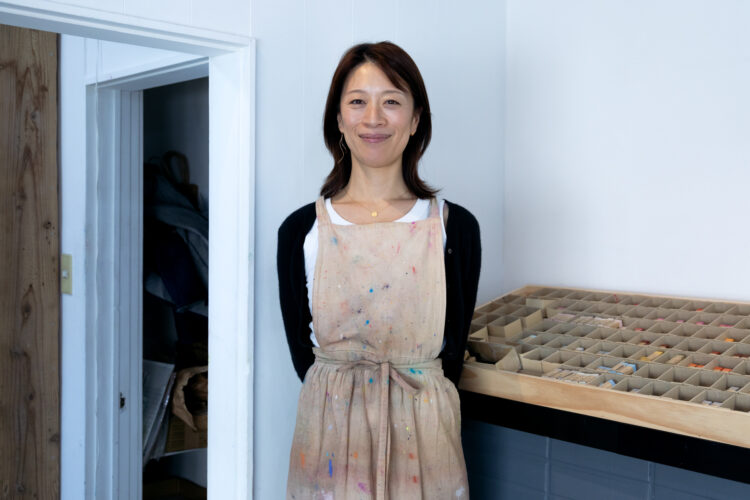 昔の青いエプロン 白い印刷付きハンドメイド 無料型紙あり】エプロンの 昔の青いエプロン 白い印刷付きハンドメイド 無料型紙あり】エプロンの